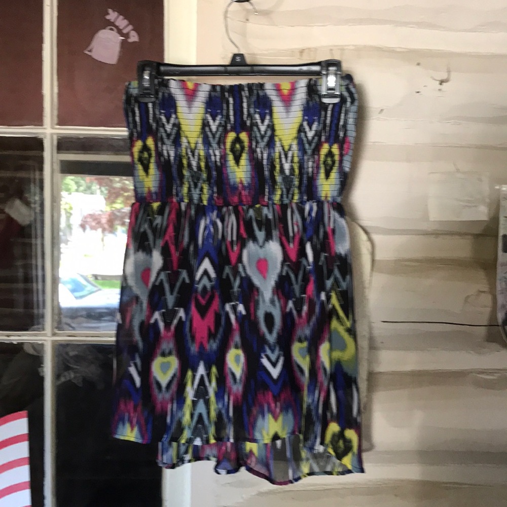 Colorful and fun elastic around the waist skirt.